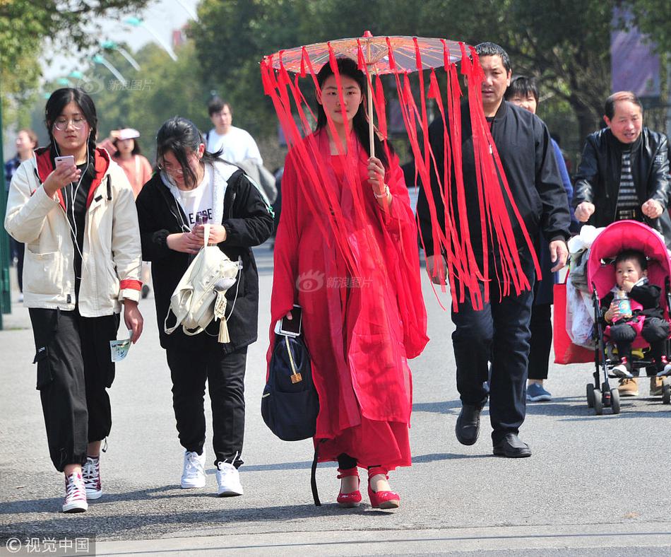 美女帮忙打飞机色情片