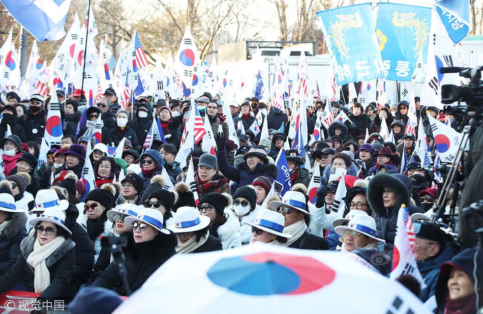 高原民众春节乐享冰雪运动