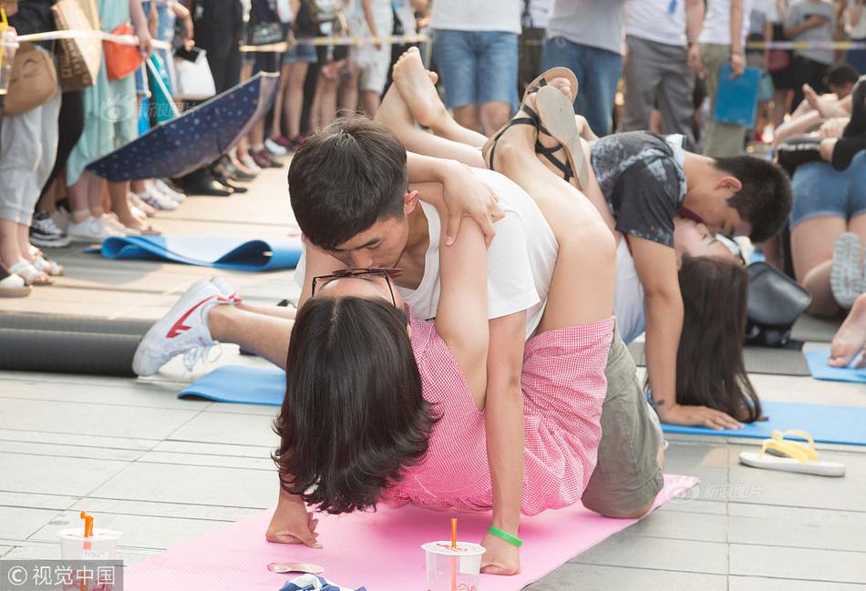 公车上双乳被两男人夹击电影