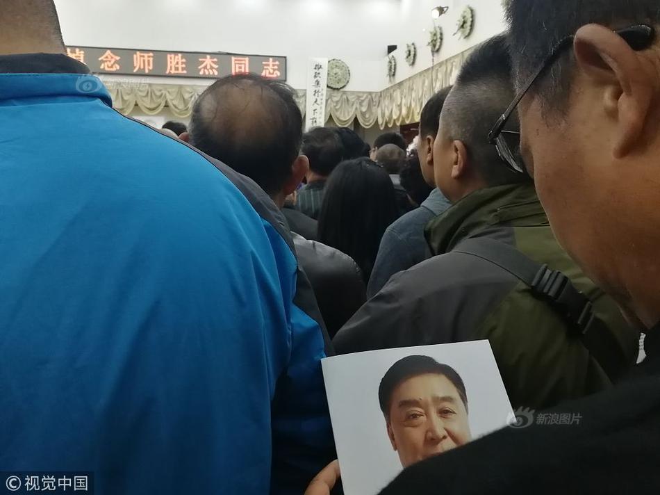 男人的 伸到 屁股黄