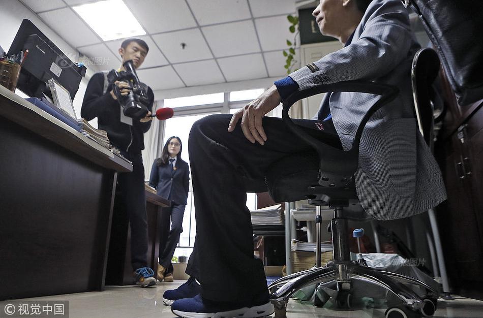 他将头埋进双腿间吮小核日本