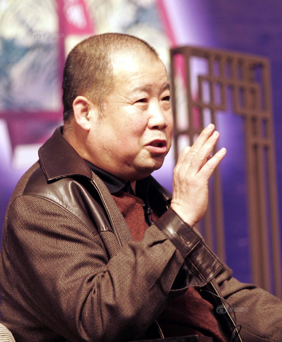 脱了内裤趴着光屁股