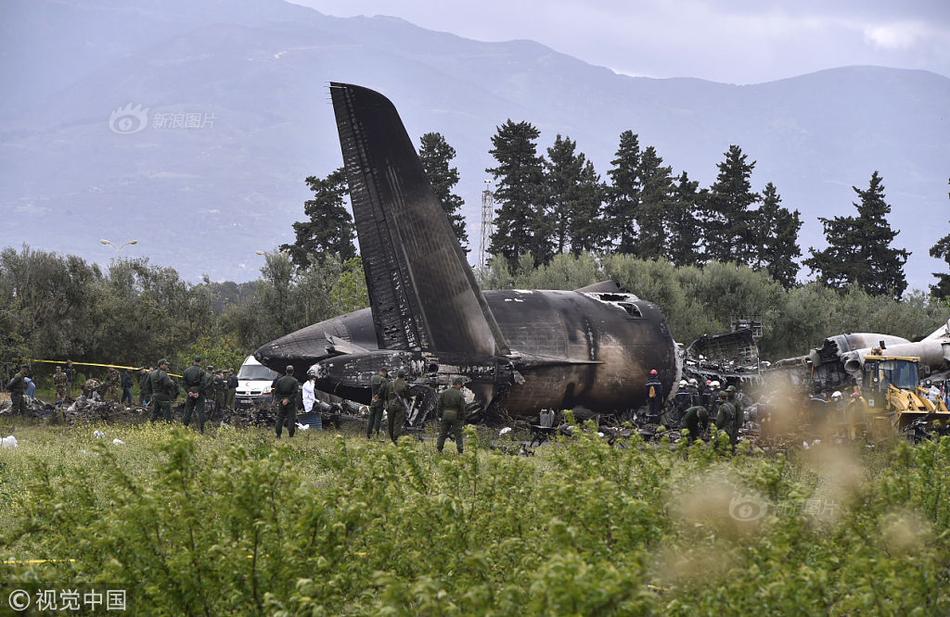 一架载有198名乘客的飞机挡风玻璃破裂后安全着陆
