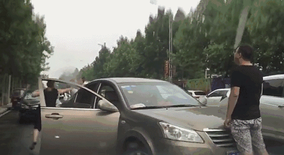 在车里被撞了八次高潮