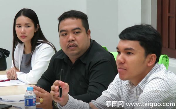 美女互摸胸