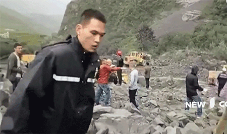 少妇在卧室里拿黄瓜自慰