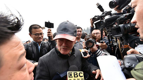 赵本山现身两会现场笑对记者围堵