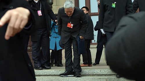 赵本山现身两会现场向记者鞠躬