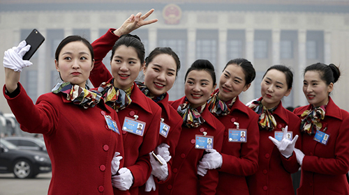 两会美女礼仪抢镜 自拍跳跃活力无限