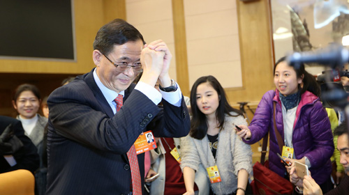 超高清看两会：新任证监会主席作揖