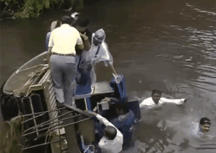 印度官员展示最新除水草车翻车落水