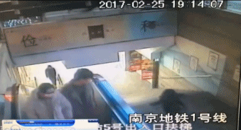 救援现场:云南临沧大巴与泥罐车擦碰致10死38伤        [云南临沧