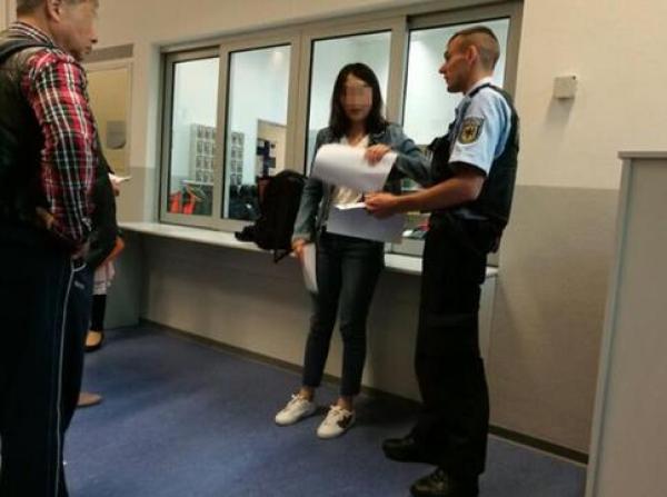 旅行社办理签证失误 25名中游客被扣德海关7小时