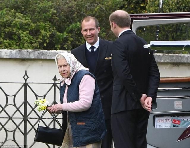 英国女王衣着朴素看望第6个曾孙 手拿花束很有爱