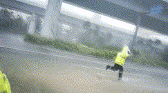 视频：风中凌乱！深圳交警雨中执勤被台风“吹跑”