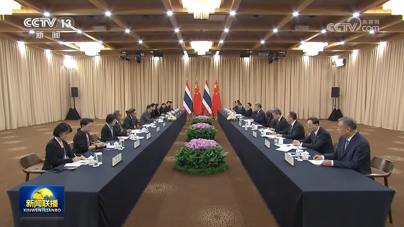 习近平会见泰国总理阿努廷