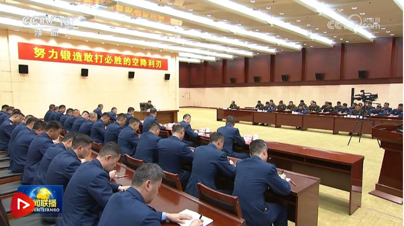 习近平在视察空降兵军时强调 全面加强练兵备战 提高空降作战能力 努力建设一支强大的现代化空降兵部队