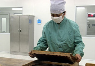 这颗有着二百多年历史的药丸,时至今日依然沿袭着传统的手工制作技艺