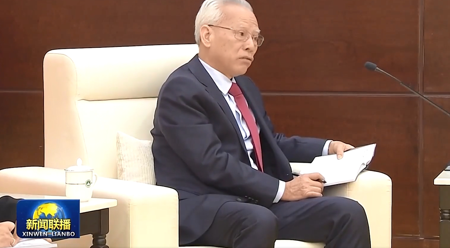 习近平会见岑浩辉