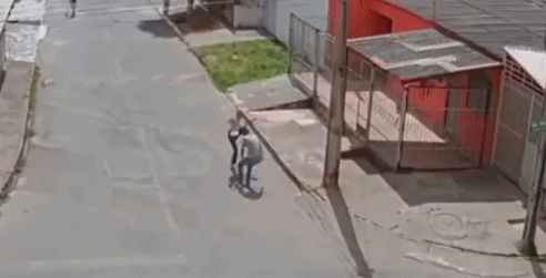 视频：23岁女生街头遇持枪劫匪 柔道飞腿将其击退