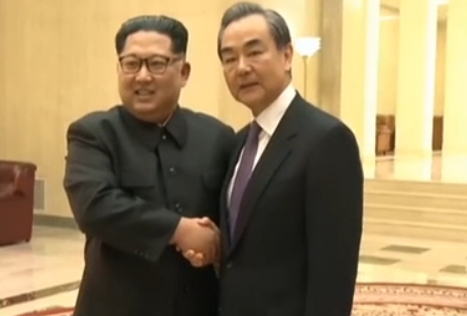 朝鲜最高领导人金正恩会见王毅 两人亲切握手寒暄