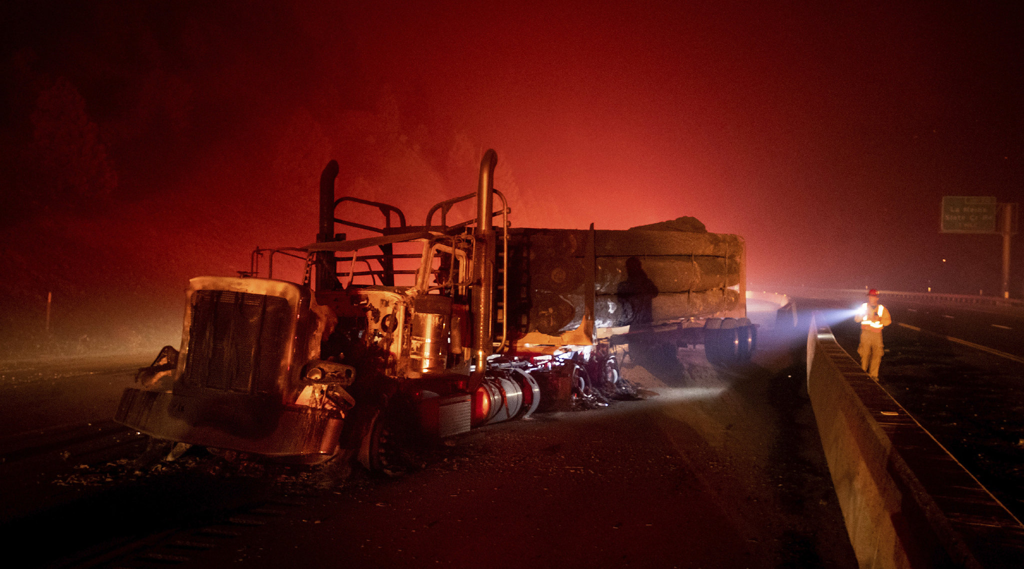 美国加州野火烧至公路 卡车路过被烧焦