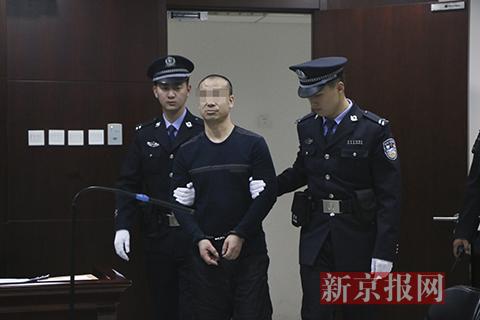 被告人王某被带入法庭。