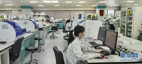 7月17日拍摄的广州市金域医学临床血液实验室(手机照片)。新华社记者 丁玫 摄