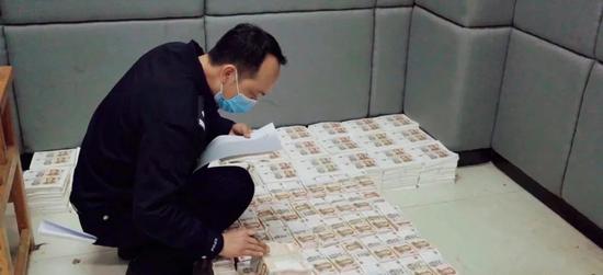 警方在清点缴获的假币。近年来小面额假币更“畅销”。