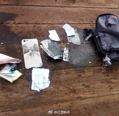 圖3爲現場打撈起的手機殼、揹包、證件等