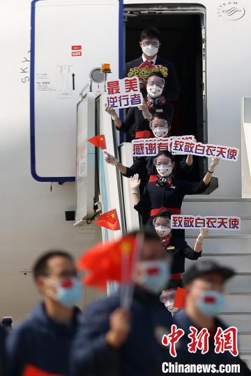空姐们打出“致敬白衣天使”等标识。泱波 摄