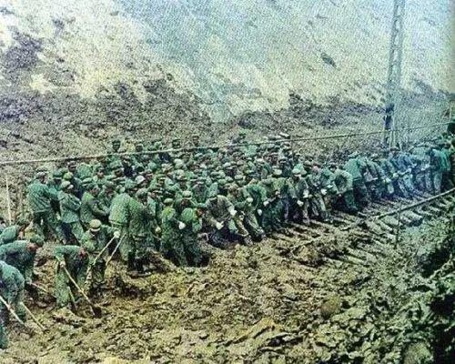 (图为奋斗在成昆铁路施工工地上的铁道兵官兵 图源:中国共产党历史网)