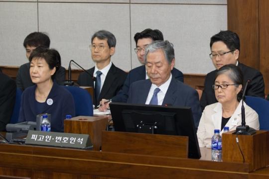 去年5月23日，朴槿惠与崔顺实同庭受审