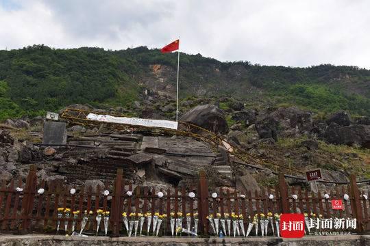 旗杆和篮球架之间，拉着成兴凤写给儿子贺川的横幅。 杨涛 摄