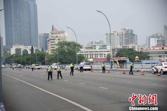 当日上午11时许,恶性伤人事件发生后,大批警员在事发后赶到现场进行处置。 王以照 摄