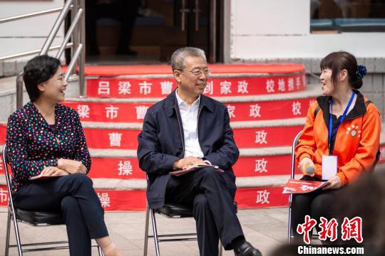 王四珍(右三)是首批走出大山的吕梁山护工。 冯帅 摄