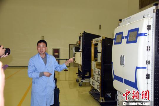 中科院空间应用中心集成技术中心主任王珂研究员向媒体介绍中国空间站科学实验柜研制相关情况。 孙自法 摄