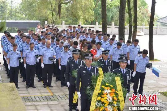 資料圖:民警代表爲賈巴伍各敬禮。諶生智 攝
