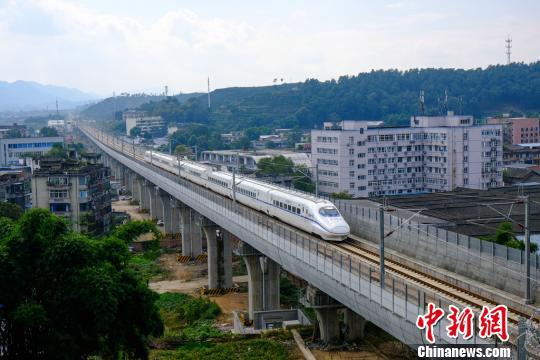 一列成雅铁路动车组列车。 吴正琪 摄