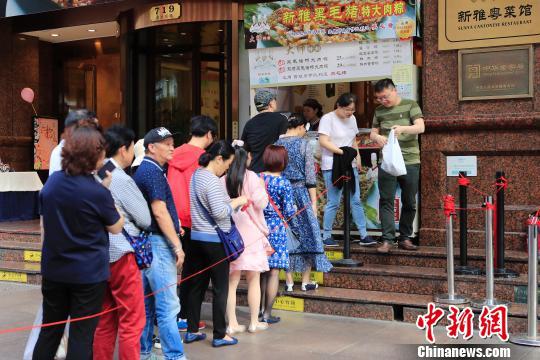 民众排队购买上海老字号生产的粽子。 殷立勤 摄
