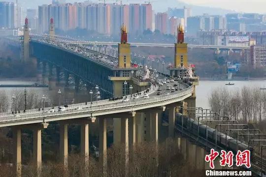 图为2018年12月29日中午12点,封闭维修了两年多的南京长江大桥恢复通车。 图片来源:中新网