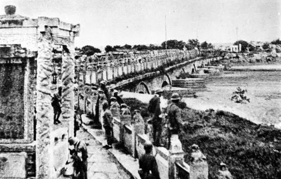 这是日本侵略军占领下的卢沟桥。