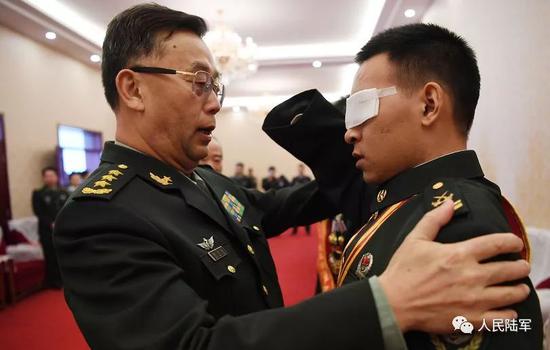 韩卫国与杜富国(右)