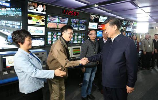 2016年2月19日,习近平到中央新闻单位调研。图为习近平在中央电视台总控中心同工作人员亲切握手。
