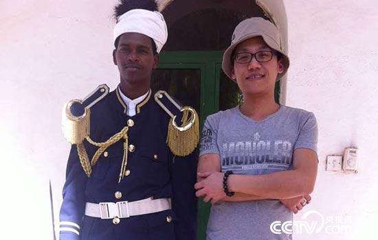 戴明睿与苏丹总统府卫兵合影(受访者供图)