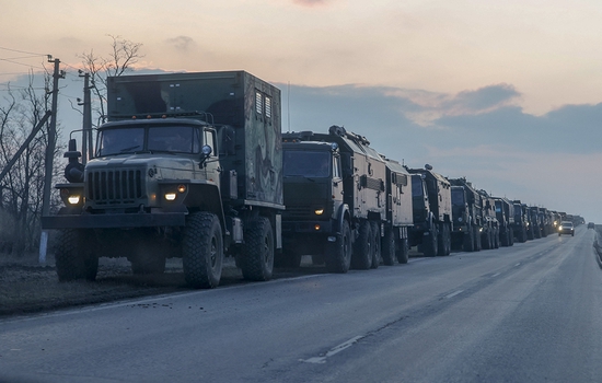 当地时间2022年2月23日，俄罗斯罗斯托夫，俄罗斯军用车辆驶向顿巴斯地区边境。