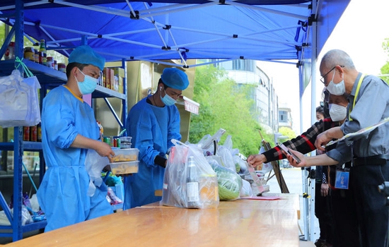 5月17日，市民在上海市嘉定区一家饭店的外卖摊位前扫码购物。新华社记者 方喆 摄