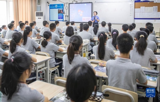 9月20日，在重庆市第三十七中学，梅玫为学生开展“莎姐”课堂讲座。新华社记者 黄伟 摄