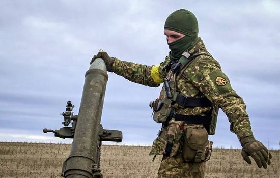 烏克蘭軍人正在安裝彈藥。圖源：GJ