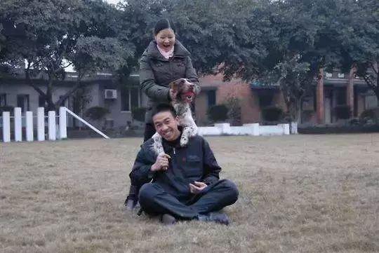  杨中义和妻子与大宾玩耍